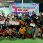 Haryanto SE, Big Bos APTA Grup Serahkan Piagam Kepada Juara 1 Turnamen Bulutangkis Punokawan Cup