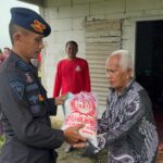 Brimob Hadir di Tengah Warga, Program “Jumat Peduli” Bantu Masyarakat Sukamakmur