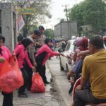 Tebar Kebaikan di Bulan Ramadan, Brimob Batalyon D Pelopor dan Bhayangkari Bagikan Takjil di Jalan Raya Tegal Danas