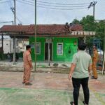 Kepala Desa Ciantra Mulyadi Fernando Perbaiki Posyandu Yang Bocor