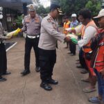 Operasi Patuh Jaya 2026, Polsek Cikarang Bagikan Beras Kepada Porter Perlintasan Kereta Api