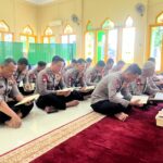 Tingkatkan Keimanan di Bulan Ramadhan, Personel Batalyon D Pelopor dan Bhayangkari Gelar Tadarus Al-Qur’an