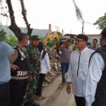 Pemdes Karang Baru Bersama UPTD LH Gelar Aksi Bersih Sampah Liar di Pinggir Jalan