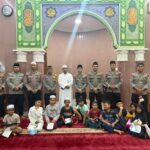 Personel Batalyon D Pelopor Laksanakan Tarawih Keliling di Masjid Al-Muhajirin Cikarang Pusat