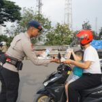 Personel Batalyon D Pelopor Brimob Polda Metro Jaya Berbagi Takjil Bersama Yayasan Mari Berbagi Indonesia di Cikarang