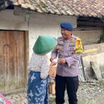 Brimob Batalyon D Pelopor Bagikan Zakat Fitrah untuk Warga Sekitar Asrama