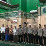 Personel Batalyon D Pelopor Laksanakan Sholat Tarawih Keliling di Masjid Sirojul Karomah