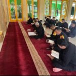 Personel Batalyon D Pelopor Laksanakan Tadarus Al-Qur’an di Masjid Al-Amin