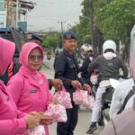 Mempererat Silaturahmi dengan Masyarakat, Personel Brimob dan Bhayangkari Batalton D Pelopor Berbagi Takjil