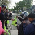 Personel Batalyon D Pelopor Bersama Bhayangkari Bagikan Takjil kepada Masyarakat di Cikarang Pusat