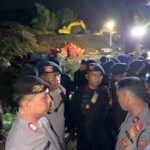 Longsor Gunung Sampah di TPST Bantargebang,Tim SAR Batalyon D Pelopor Diterjunkan Langsung Ke Lokasi.