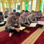 Anggota Batalyon D Pelopor Satbrimob Polda Metro Jaya Laksanakan Tadarus Al-Qur’an di Masjid Al-Amin