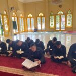Personel Batalyon D Pelopor Satbrimob Polda Metro Jaya Laksanakan Tadarus Al-Qur’an dan Doa Bersama di Masjid Al-Amin