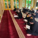 Personel Batalyon D Pelopor Laksanakan Tadarus Al-Qur’an di Masjid Al-Amin
