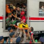 Brimob Batalyon D Pelopor Bantu Evakuasi Korban Kecelakaan Kereta di Bekasi Timur