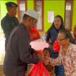 Brimob Batalyon D Pelopor Gelar Jumat Berkah, Bagikan Sembako kepada Warga Sekitar Mako