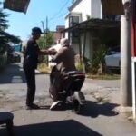 H. Asep Asan, Anggota Polsek Cikarang Barat, Gelar Aksi Jumat Berkah dengan Berbagi Nasi Bungkus dan Es Teh kepada Warga