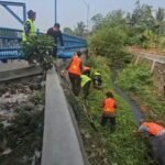 Antisipasi Musim Hujan, Pemerintah Desa Ciantra Gelar Giat Bersih-Bersih