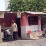 Asep Asan Anggota Reskrim Polsek Cikarang Barat Kembali Gelar Jumat Berkah, Bagikan Nasi Bungkus dan Es Teh Kepada Pengguna Jalan